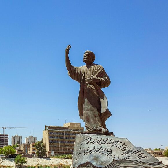 المتنبي .. تمثال يخلد شاعر العرب الأكبر